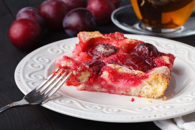 Torta di piume casalinga su fondo rustico