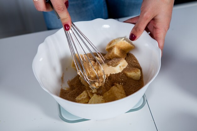 Torta di preparazione femminile con ingredienti per la cottura della torta