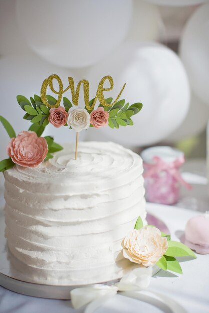 Torta di primo compleanno con crema bianca