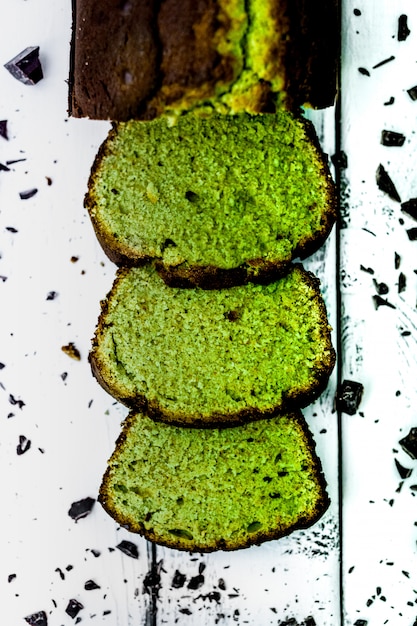 Torta di prugne al cioccolato e matcha. Luce naturale. Vista dall'alto