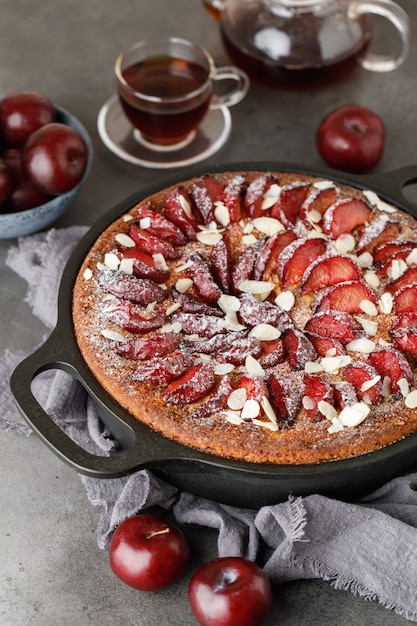 Torta di prugne su fondo in legno