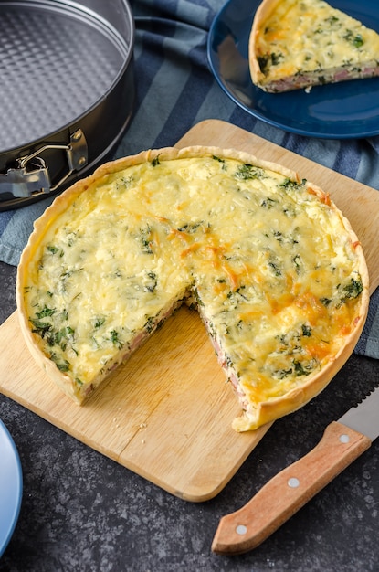 Torta di quiche aperta francese.