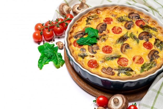 Torta di quiche fatta in casa al forno in forma di cottura in ceramica