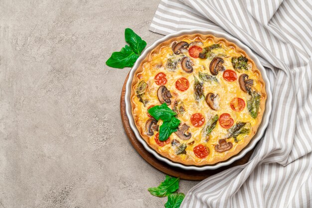 Torta di quiche fatta in casa al forno in forma di cottura in ceramica