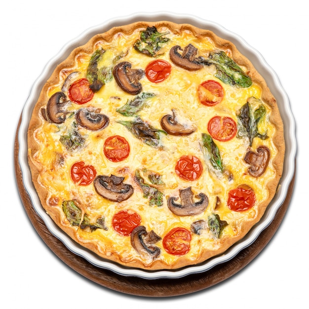 Torta di quiche fatta in casa al forno in forma di cottura in ceramica