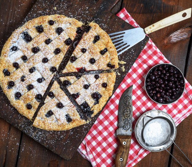 Torta di ribes nero al forno tagliata a pezzi