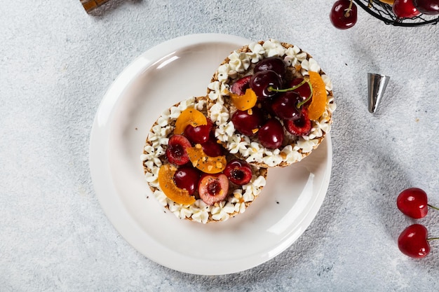 Torta di riso con burro di arachidi e frutti di bosco Dessert salutare Torta di riso con formaggio e frutta Torta vegetariana Dessert vegano