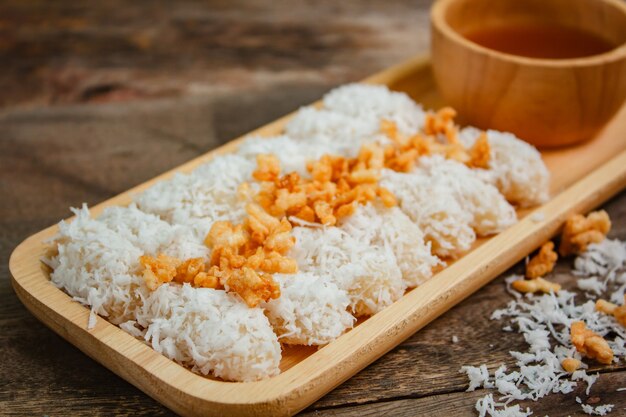 Torta di riso con sciroppo di cocco e cracker di riso.