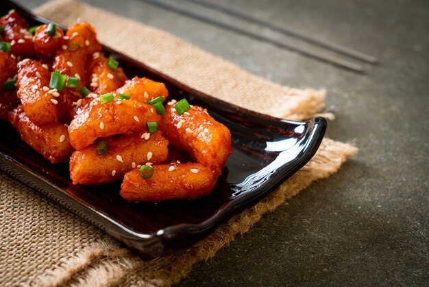 torta di riso coreana fritta (Tteokbokki) con salsa piccante - stile alimentare coreano