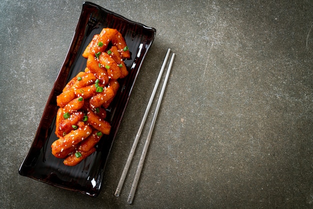 torta di riso coreana fritta (Tteokbokki) con salsa piccante - stile alimentare coreano