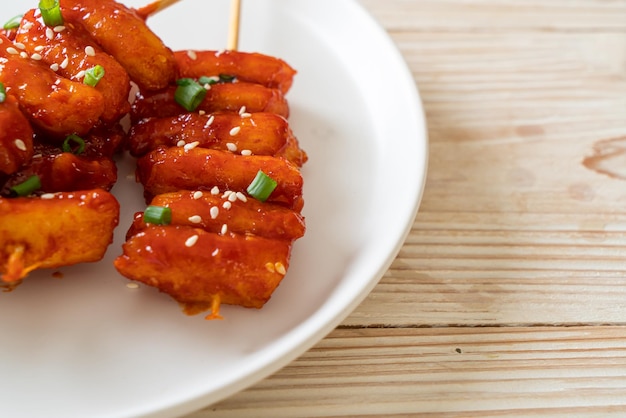 torta di riso coreana fritta Tteokbokki incastrata con salsa piccante