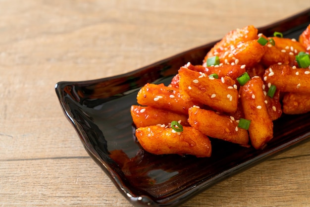 torta di riso coreano fritta (Tteokbokki) con salsa piccante - stile alimentare coreano