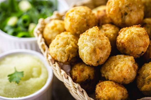 Torta di riso fritta chiamata torta di riso nel cesto di paglia, cibo brasiliano