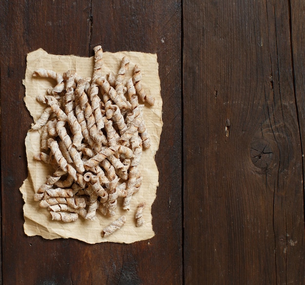 Torta di sagne di pasta integrale su fondo di legno