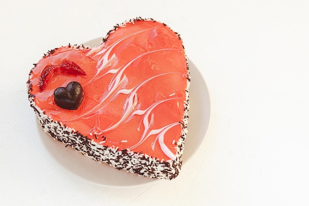 Torta di San Valentino a forma di cuore con cioccolato