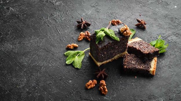 Torta di semi di papavero con cioccolato e noci Dessert su sfondo nero Vista dall'alto