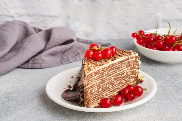 Torta di sottili frittelle al cioccolato e crema di pistacchio con bacche di ribes