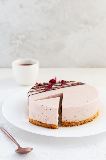 Torta di soufflé di latte d'uccello da aquafaba con una tazza di tè