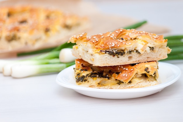 Torta di spinaci o spanakopita con spinaci, formaggio, uova, cipolla.