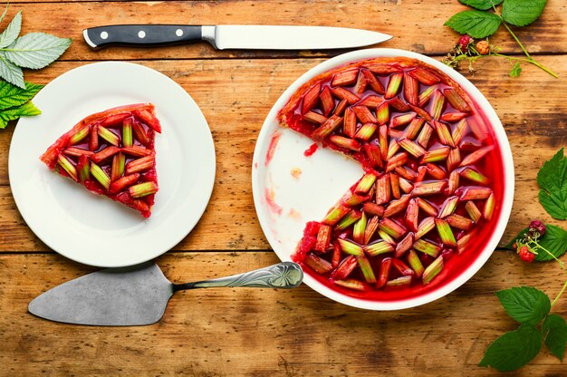 Torta di stagione o torta con gambi di rabarbaro e lamponi. Dolce estivo.