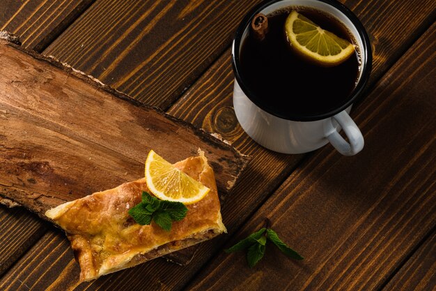 Torta di strudel di mele con menta e limone.