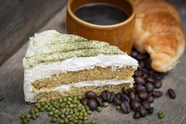 Torta di tè verde e caffè su uno sfondo di legno