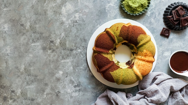 Torta di tè verde e cioccolato Matcha su sfondo grigio