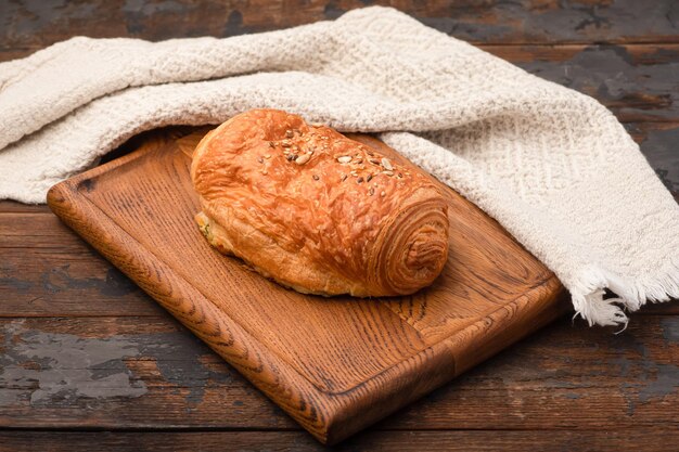 Torta di torta con fondo di legno di ripieni differenti