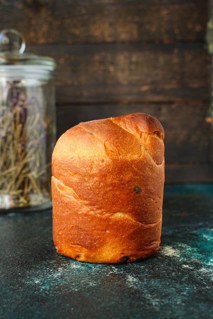 Torta di vacanza di Pasqua uova colorate festose tradizionali prodotti da forno dolci dessert trattare