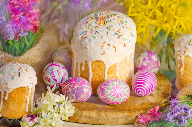 Torta di vacanze di Pasqua con uova e fiori.