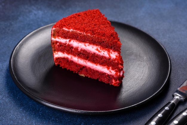 Torta di velluto rosso classica torta a tre strati da pan di spagna al burro rosso con crema