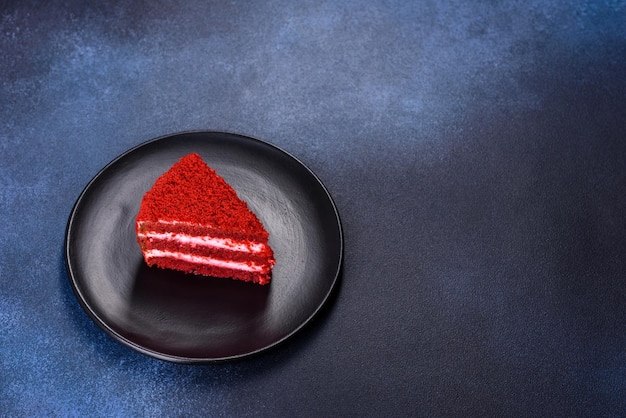 Torta di velluto rosso classica torta a tre strati da pan di spagna al burro rosso con crema