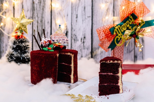 Torta di velluto rosso dolce a Natale