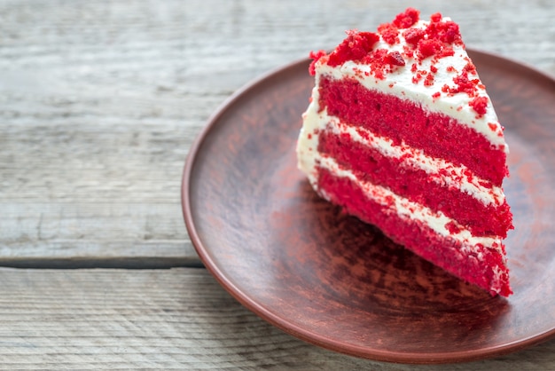 Torta di velluto rosso sul piatto