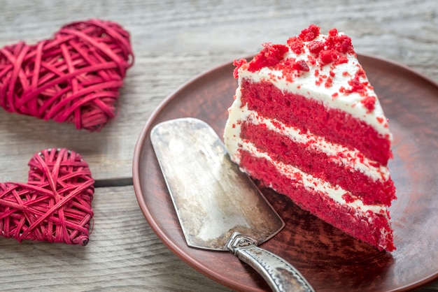 Torta di velluto rosso sul piatto