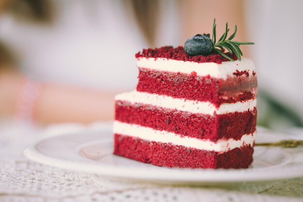 Torta di velluto rosso, torta dolce a strati e decorazione con roux o crema di formaggio gustoso e lussuoso deserto.