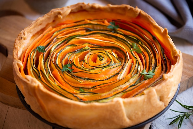 Torta di verdure con carote e zucchine sano cibo vegetariano