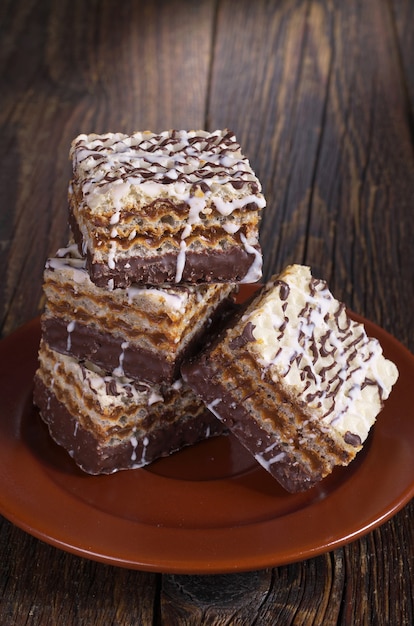 Torta di wafer con cioccolato e latte condensato su legno