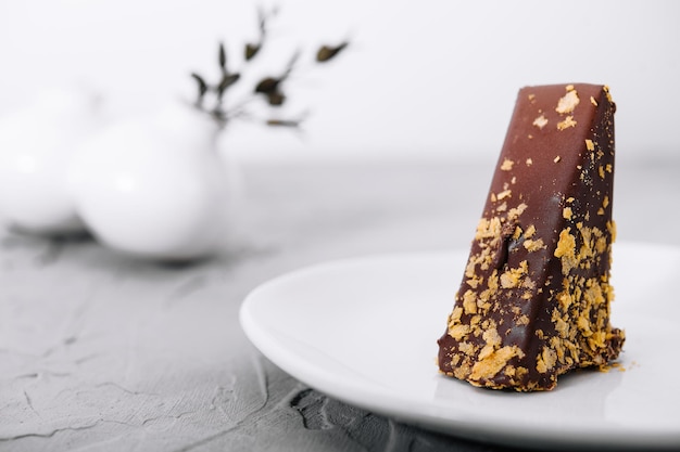 Torta di waffle in glassa al cioccolato sulla piastra bianca