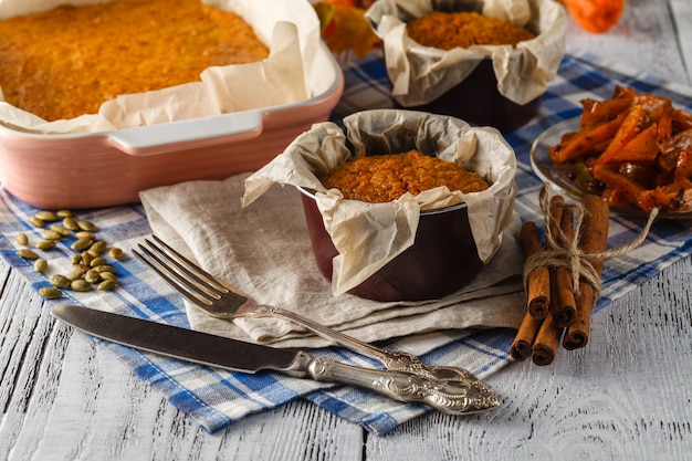 "Torta di zucca" a strati in una tazza di vetro. Tiramissu di zucca. Stile vintage.