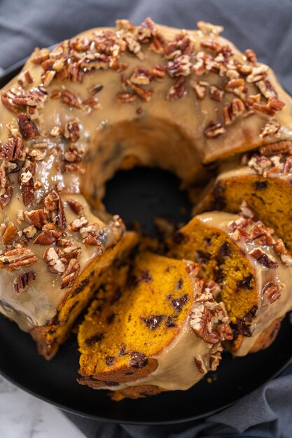 Torta di zucca al cioccolato con glassa al caramello