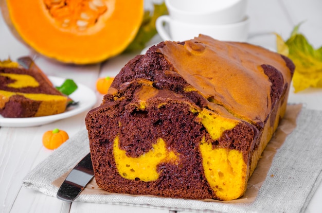 Torta di zucca al cioccolato in marmo fatta in casa