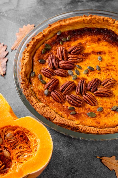 Torta di zucca americana tradizionale con noci pecan, torta di zucca fatta in casa vista dall'alto foto verticale, zucca al forno. Foto di alta qualità