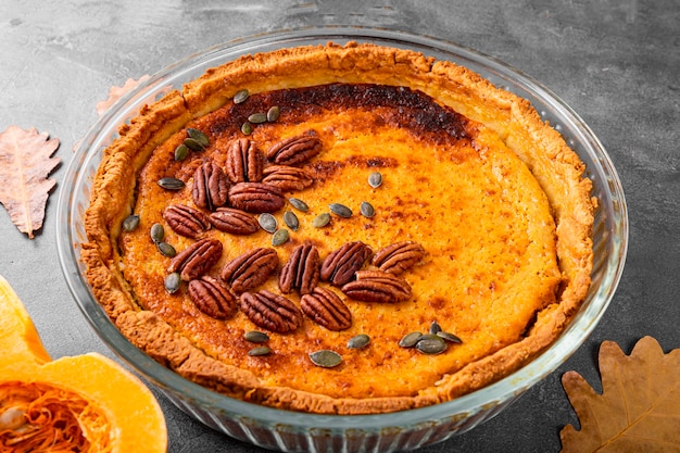 Torta di zucca americana tradizionale con noci pecan, torta di zucca fatta in casa vista dall'alto, zucca al forno. Foto di alta qualità