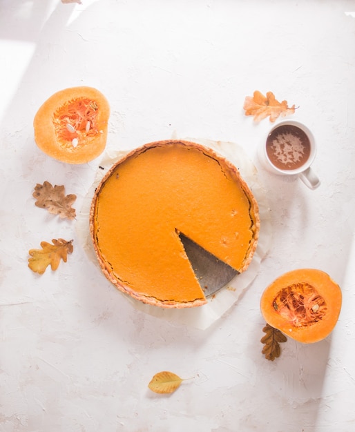 Torta di zucca autunnale Crostata di pasta frolla con crema di zucca all'arancia su fondo di cemento bianco