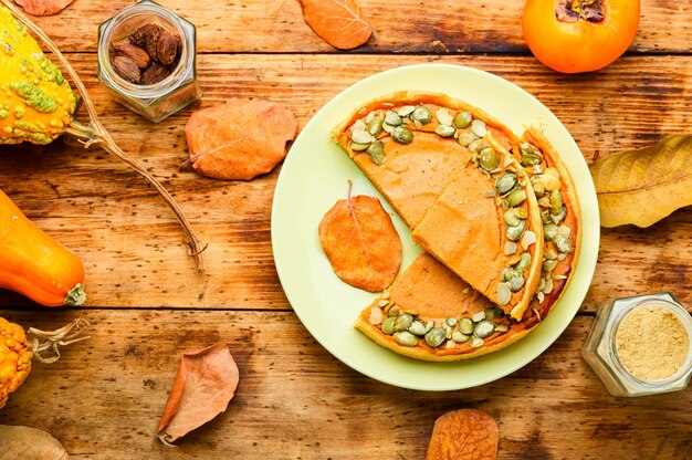 Torta di zucca autunnale fatta in casa, fondo in legno