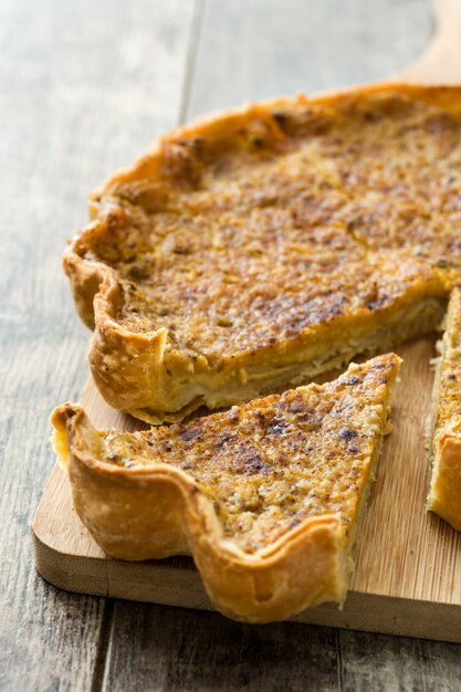 Torta di zucca casalinga sulla tavola di legno