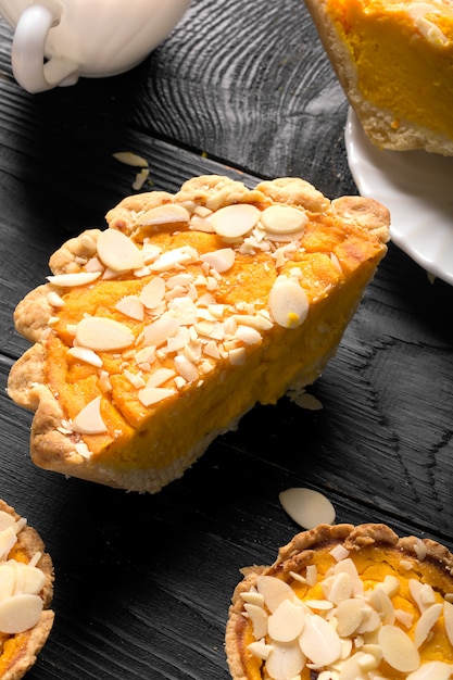 Torta di zucca con fette di mandorle