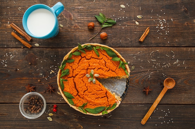 Torta di zucca con tazza di latte piatta