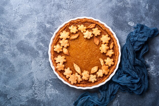 Torta di zucca. Crostata con panna montata e cannella su fondo rustico. Torta di zucca fatta in casa americana tradizionale per il Ringraziamento o Halloween Pronto da mangiare. Modello.